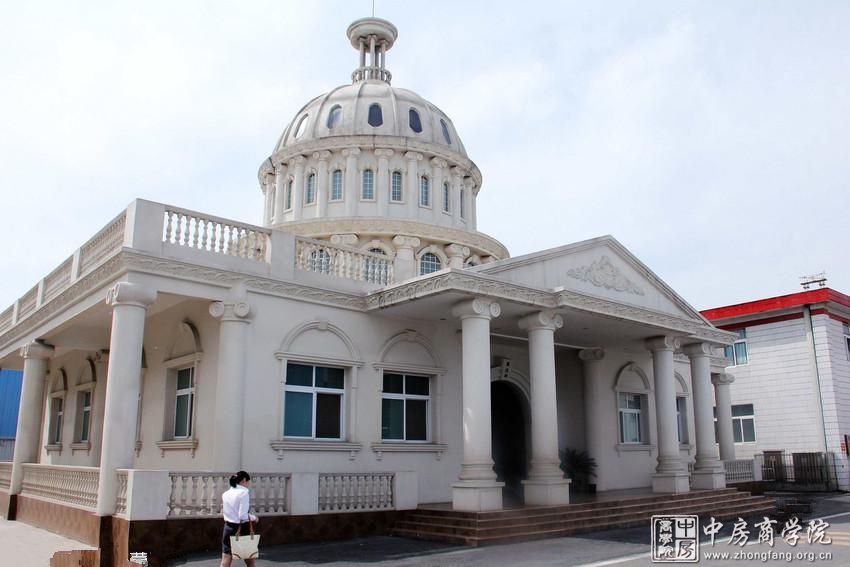 安徽阜阳市一酿酒厂厂院内建设的豪华公厕外形酷似白宫