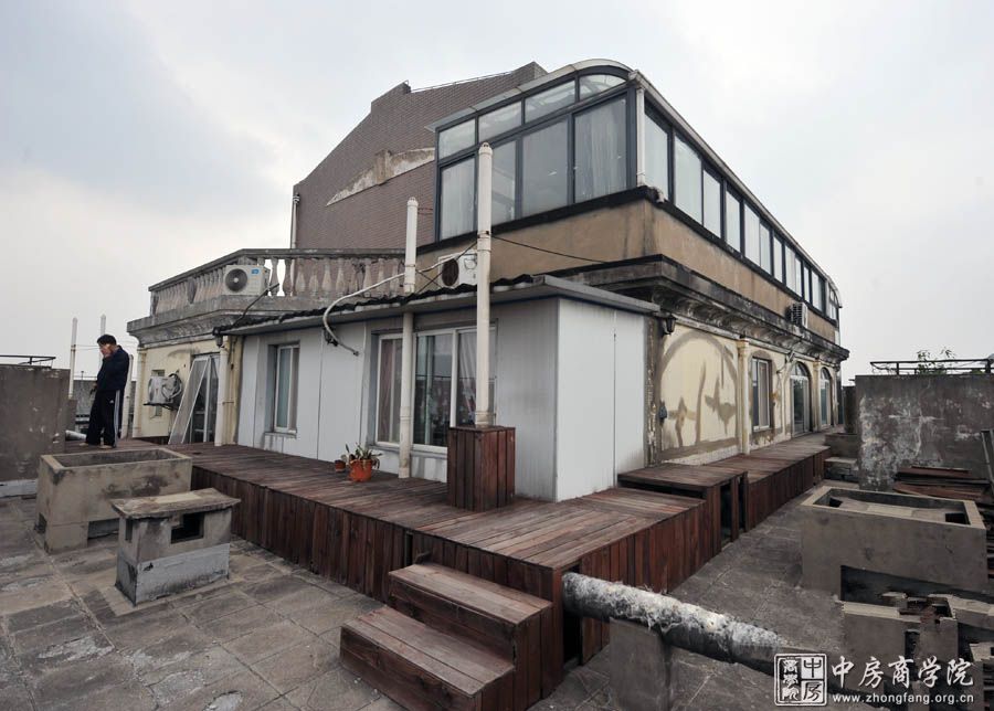 上海普陀区现“空中别墅”违章搭建假山金鱼池