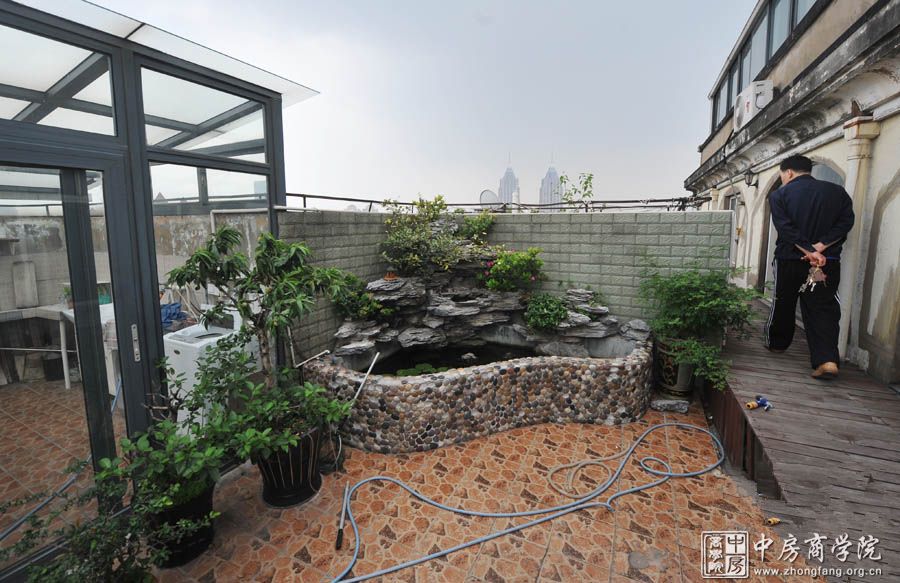 上海普陀区现“空中别墅”违章搭建假山金鱼池
