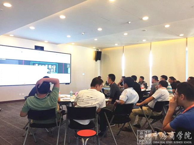 摘要：2017年8月16、17日，中房商学院受石榴置业集团股份有限公司的邀请，深入企业，进行了为期两天的《龙湖工程精细化管理》和《装配式住宅操作要点和趋势分析》主题交流培训。