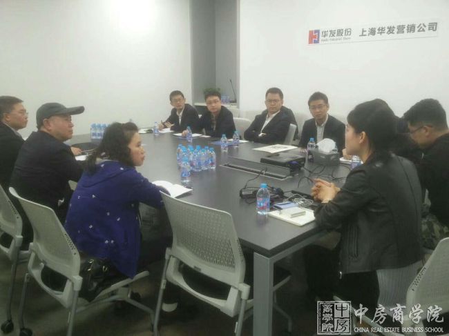 摘要：2017年11月20-24日，中房商学院受某大型企业的邀请，对杭州、上海等特色小镇进行了为期五天的深度游学。
