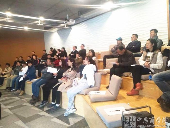 北京某大型国企管理人员为了拓宽运营管理创新视野，寻找差距，学习计划运营管理专业知识，特别邀请中房商学院为其定制了2018年10月19-10月20日为期两天的标杆园区考察交流及计划运营专题培训活动。