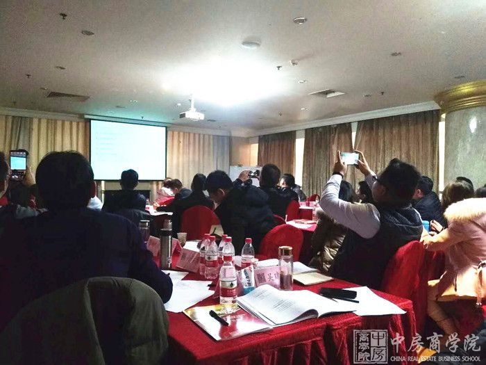 摘要：2018年12月15-16日，中房商学院邀请计划运营实战讲师在北京召开《房地产开发全程高效计划运营与多层级计划执行、管控、考核要点优化》课程，一起和大家探讨房企全流程计划运营及多层级管控的一些奥秘。