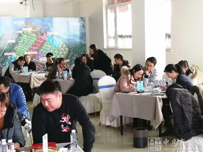 摘要：2018年12月15日，中房商学院受某地产集团沈阳公司的邀请，深入企业，进行了为期一天的《地产经理人跨部门沟通与赋能协同》主题交流培训。